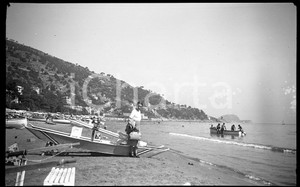 1937 ALASSIO Panorama con pattino sulla spiaggia NEGATIVO ORIGINALE  Negativo originale in bianco e nero (su pellicola), in formato cm 6 x 9 CONDIZIONI: FAIR (lievi macchie) ICharta mette in vendita, sul negozio eBay e in esclusiva sul sito "icharta" il proprio archivio composto da numerose diapositive e negativi fotografici d'epoca, tutti originali e autentici, che attraversano la storia del costume italiano tra gli la fine degli anni Sessanta e Novanta.Si tratta di uno sguardo inedito sull'attualità, la politica, la vita quotidiana, il gossip e la cultura, che fotografa il cambiamento della nazione in quest'ultimo scorcio del XX secolo. Un'occasione unica per il mercato del collezionismo, che vede finalmente disponibile un archivio eccezionale per vastità, tematiche e condizioni, in un settore (il negativo fotografico e la diapositiva) di assoluta novità e dalle interessanti prospettive di investimento. FAIR/discreto   originale e autentica 1