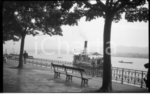 1932 ZURIGO Battello a vapore in gita sul lago NEGATIVO ORIGINALE  Negativo originale in bianco e nero (su pellicola), in formato cm 6 x 9 CONDIZIONI: FAIR ICharta mette in vendita, sul negozio eBay e in esclusiva sul sito "icharta" il proprio archivio composto da numerose diapositive e negativi fotografici d'epoca, tutti originali e autentici, che attraversano la storia del costume italiano tra gli la fine degli anni Sessanta e Novanta.Si tratta di uno sguardo inedito sull'attualità, la politica, la vita quotidiana, il gossip e la cultura, che fotografa il cambiamento della nazione in quest'ultimo scorcio del XX secolo. Un'occasione unica per il mercato del collezionismo, che vede finalmente disponibile un archivio eccezionale per vastità, tematiche e condizioni, in un settore (il negativo fotografico e la diapositiva) di assoluta novità e dalle interessanti prospettive di investimento. FAIR/discreto   originale e autentica 1