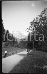1932 SVIZZERA GRINDELWALD La strada verso il paese NEGATIVO ORIGINALE  Negativo originale in bianco e nero (su pellicola), in formato cm 6 x 9 CONDIZIONI: FAIR ICharta mette in vendita, sul negozio eBay e in esclusiva sul sito "icharta" il proprio archivio composto da numerose diapositive e negativi fotografici d'epoca, tutti originali e autentici, che attraversano la storia del costume italiano tra gli la fine degli anni Sessanta e Novanta.Si tratta di uno sguardo inedito sull'attualità, la politica, la vita quotidiana, il gossip e la cultura, che fotografa il cambiamento della nazione in quest'ultimo scorcio del XX secolo. Un'occasione unica per il mercato del collezionismo, che vede finalmente disponibile un archivio eccezionale per vastità, tematiche e condizioni, in un settore (il negativo fotografico e la diapositiva) di assoluta novità e dalle interessanti prospettive di investimento. FAIR/discreto   originale e autentica 1