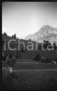 1932 SVIZZERA GRINDELWALD Paesaggio e il monte Eiger NEGATIVO ORIGINALE  Negativo originale in bianco e nero (su pellicola), in formato cm 6 x 9 CONDIZIONI: FAIR ICharta mette in vendita, sul negozio eBay e in esclusiva sul sito "icharta" il proprio archivio composto da numerose diapositive e negativi fotografici d'epoca, tutti originali e autentici, che attraversano la storia del costume italiano tra gli la fine degli anni Sessanta e Novanta.Si tratta di uno sguardo inedito sull'attualità, la politica, la vita quotidiana, il gossip e la cultura, che fotografa il cambiamento della nazione in quest'ultimo scorcio del XX secolo. Un'occasione unica per il mercato del collezionismo, che vede finalmente disponibile un archivio eccezionale per vastità, tematiche e condizioni, in un settore (il negativo fotografico e la diapositiva) di assoluta novità e dalle interessanti prospettive di investimento. FAIR/discreto   originale e autentica 1