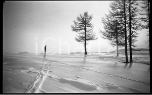 1935 PIEMONTE PRA' CATINAT Escursione sulla neve NEGATIVO ORIGINALE  Negativo originale in bianco e nero (su pellicola), in formato cm 6 x 9 CONDIZIONI: FAIR ICharta mette in vendita, sul negozio eBay e in esclusiva sul sito "icharta" il proprio archivio composto da numerose diapositive e negativi fotografici d'epoca, tutti originali e autentici, che attraversano la storia del costume italiano tra gli la fine degli anni Sessanta e Novanta.Si tratta di uno sguardo inedito sull'attualità, la politica, la vita quotidiana, il gossip e la cultura, che fotografa il cambiamento della nazione in quest'ultimo scorcio del XX secolo. Un'occasione unica per il mercato del collezionismo, che vede finalmente disponibile un archivio eccezionale per vastità, tematiche e condizioni, in un settore (il negativo fotografico e la diapositiva) di assoluta novità e dalle interessanti prospettive di investimento. FAIR/discreto   originale e autentica 1