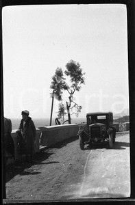 1930 OSPEDALETTI Panorama dall'Aurelia e Fiat 525 NEGATIVO ORIGINALE  Negativo originale in bianco e nero (su pellicola), in formato cm 6 x 4 CONDIZIONI: FAIR ICharta mette in vendita, sul negozio eBay e in esclusiva sul sito "icharta" il proprio archivio composto da numerose diapositive e negativi fotografici d'epoca, tutti originali e autentici, che attraversano la storia del costume italiano tra gli la fine degli anni Sessanta e Novanta.Si tratta di uno sguardo inedito sull'attualità, la politica, la vita quotidiana, il gossip e la cultura, che fotografa il cambiamento della nazione in quest'ultimo scorcio del XX secolo. Un'occasione unica per il mercato del collezionismo, che vede finalmente disponibile un archivio eccezionale per vastità, tematiche e condizioni, in un settore (il negativo fotografico e la diapositiva) di assoluta novità e dalle interessanti prospettive di investimento. FAIR/discreto   originale e autentica 1