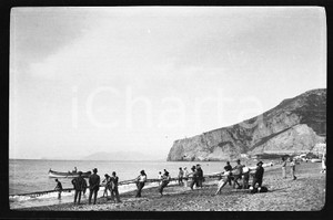 1925 LIGURIA Pescatori tirano a riva le reti NEGATIVO ORIGINALE  Negativo originale in bianco e nero (su pellicola), in formato cm 6 x 4 CONDIZIONI: FAIR ICharta mette in vendita, sul negozio eBay e in esclusiva sul sito "icharta" il proprio archivio composto da numerose diapositive e negativi fotografici d'epoca, tutti originali e autentici, che attraversano la storia del costume italiano tra gli la fine degli anni Sessanta e Novanta.Si tratta di uno sguardo inedito sull'attualità, la politica, la vita quotidiana, il gossip e la cultura, che fotografa il cambiamento della nazione in quest'ultimo scorcio del XX secolo. Un'occasione unica per il mercato del collezionismo, che vede finalmente disponibile un archivio eccezionale per vastità, tematiche e condizioni, in un settore (il negativo fotografico e la diapositiva) di assoluta novità e dalle interessanti prospettive di investimento. FAIR/discreto   originale e autentica 1