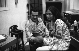 1975ca TAMARA BARONI con ILLER PATTACINI 2 * negativo originale Negativo originale in bianco e nero, in formato 35mm CONDIZIONI: GOOD E' SEVERAMENTE VIETATA LA RIPRODUZIONE.TUTTI I DIRITTI SONO RISERVATI.ICharta mette in vendita, sul negozio eBay e in esclusiva sul sito "icharta" il proprio archivio composto da numerose diapositive e negativi fotografici d'epoca, tutti originali e autentici, che attraversano la storia del costume italiano tra gli la fine degli anni Sessanta e Novanta.Si tratta di uno sguardo inedito sull'attualità, la politica, la vita quotidiana, il gossip e la cultura, che fotografa il cambiamento della nazione in quest'ultimo scorcio del XX secolo. Un'occasione unica per il mercato del collezionismo, che vede finalmente disponibile un archivio eccezionale per vastità, tematiche e condizioni, in un settore (il negativo fotografico e la diapositiva) di assoluta novità e dalle interessanti prospettive di investimento. FAIR/discreto   originale e autentica 1