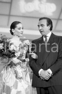 1987 SANREMO Pippo BAUDO con Oriella DORELLA *NEGATIVO ORIGINALE Negativo originale in bianco e nero, in formato 35mm CONDIZIONI: GOOD E' SEVERAMENTE VIETATA LA RIPRODUZIONE.TUTTI I DIRITTI SONO RISERVATI.ICharta mette in vendita, sul negozio eBay e in esclusiva sul sito "icharta" il proprio archivio composto da numerose diapositive e negativi fotografici d'epoca, tutti originali e autentici, che attraversano la storia del costume italiano tra gli la fine degli anni Sessanta e Novanta.Si tratta di uno sguardo inedito sull'attualità, la politica, la vita quotidiana, il gossip e la cultura, che fotografa il cambiamento della nazione in quest'ultimo scorcio del XX secolo. Un'occasione unica per il mercato del collezionismo, che vede finalmente disponibile un archivio eccezionale per vastità, tematiche e condizioni, in un settore (il negativo fotografico e la diapositiva) di assoluta novità e dalle interessanti prospettive di investimento. GOOD/buono   originale e autentica 1