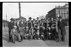 Fotografia d epoca originale 1925 MILANO Squadra di calcio in partenza per Lodi NEGATIVO ORIGINALE 1