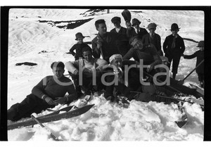 1922 MARZIO (VA) Escursione all'Alpe del Tedesco NEGATIVO ORIGINALE Negativo originale in bianco e nero, su pellicola, in formato cm 6 x 9 CONDIZIONI: FAIR E' SEVERAMENTE VIETATA LA RIPRODUZIONE.TUTTI I DIRITTI SONO RISERVATI.ICharta mette in vendita, sul negozio eBay e in esclusiva sul sito "icharta" il proprio archivio composto da numerose diapositive e negativi fotografici d'epoca, tutti originali e autentici, che attraversano la storia del costume italiano tra gli la fine degli anni Sessanta e Novanta.Si tratta di uno sguardo inedito sull'attualità, la politica, la vita quotidiana, il gossip e la cultura, che fotografa il cambiamento della nazione in quest'ultimo scorcio del XX secolo. Un'occasione unica per il mercato del collezionismo, che vede finalmente disponibile un archivio eccezionale per vastità, tematiche e condizioni, in un settore (il negativo fotografico e la diapositiva) di assoluta novità e dalle interessanti prospettive di investimento. FAIR/discreto   originale e autentica 1