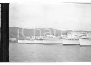 1924 TRIESTE Squadra navale all'ormeggio nel porto NEGATIVO ORIGINALE Negativo originale in bianco e nero, su pellicola, in formato cm 6 x 9 CONDIZIONI: FAIR E' SEVERAMENTE VIETATA LA RIPRODUZIONE.TUTTI I DIRITTI SONO RISERVATI.ICharta mette in vendita, sul negozio eBay e in esclusiva sul sito "icharta" il proprio archivio composto da numerose diapositive e negativi fotografici d'epoca, tutti originali e autentici, che attraversano la storia del costume italiano tra gli la fine degli anni Sessanta e Novanta.Si tratta di uno sguardo inedito sull'attualità, la politica, la vita quotidiana, il gossip e la cultura, che fotografa il cambiamento della nazione in quest'ultimo scorcio del XX secolo. Un'occasione unica per il mercato del collezionismo, che vede finalmente disponibile un archivio eccezionale per vastità, tematiche e condizioni, in un settore (il negativo fotografico e la diapositiva) di assoluta novità e dalle interessanti prospettive di investimento. FAIR/discreto   originale e autentica 1