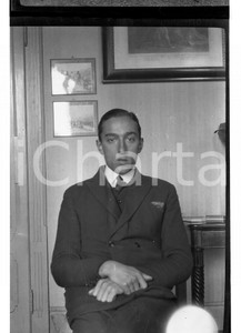Fotografia d epoca originale 1920 GARLATE LC Ritratto di Cecchino in casa NEGATIVO ORIGINALE 1
