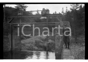 1926 CESANA TORINESE Militare a chiusa sul Torrente Ripa NEGATIVO ORIGINALE Negativo originale in bianco e nero, su pellicola, in formato cm 6 x 9. CONDIZIONI: FAIR E' SEVERAMENTE VIETATA LA RIPRODUZIONE.TUTTI I DIRITTI SONO RISERVATI.ICharta mette in vendita, sul negozio eBay e in esclusiva sul sito "icharta" il proprio archivio composto da numerose diapositive e negativi fotografici d'epoca, tutti originali e autentici, che attraversano la storia del costume italiano tra gli la fine degli anni Sessanta e Novanta.Si tratta di uno sguardo inedito sull'attualità, la politica, la vita quotidiana, il gossip e la cultura, che fotografa il cambiamento della nazione in quest'ultimo scorcio del XX secolo. Un'occasione unica per il mercato del collezionismo, che vede finalmente disponibile un archivio eccezionale per vastità, tematiche e condizioni, in un settore (il negativo fotografico e la diapositiva) di assoluta novità e dalle interessanti prospettive di investimento. FAIR/discreto   originale e autentica 1