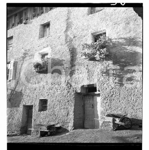 1954 PONTE DI LEGNO (BS) Tipica casa di montagna NEGATIVO ORIGINALE   Negativo originale artistico in bianco e nero, su pellicola, in formato cm 6 x 6 CONDIZIONI: FAIR ICharta mette in vendita, sul negozio eBay e in esclusiva sul sito "icharta" il proprio archivio composto da numerose diapositive e negativi fotografici d'epoca, tutti originali e autentici, che attraversano la storia del costume italiano tra gli la fine degli anni Sessanta e Novanta.Si tratta di uno sguardo inedito sull'attualità, la politica, la vita quotidiana, il gossip e la cultura, che fotografa il cambiamento della nazione in quest'ultimo scorcio del XX secolo. Un'occasione unica per il mercato del collezionismo, che vede finalmente disponibile un archivio eccezionale per vastità, tematiche e condizioni, in un settore (il negativo fotografico e la diapositiva) di assoluta novità e dalle interessanti prospettive di investimento. CONDIZIONI:FAIR/discreto originale e autentica 1