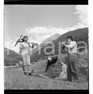 1954 PONTE DI LEGNO (BS) Fotografo con contadine al lavoro NEGATIVO ORIGINALE   Negativo originale artistico in bianco e nero, su pellicola, in formato cm 6 x 6 CONDIZIONI: FAIR ICharta mette in vendita, sul negozio eBay e in esclusiva sul sito "icharta" il proprio archivio composto da numerose diapositive e negativi fotografici d'epoca, tutti originali e autentici, che attraversano la storia del costume italiano tra gli la fine degli anni Sessanta e Novanta.Si tratta di uno sguardo inedito sull'attualità, la politica, la vita quotidiana, il gossip e la cultura, che fotografa il cambiamento della nazione in quest'ultimo scorcio del XX secolo. Un'occasione unica per il mercato del collezionismo, che vede finalmente disponibile un archivio eccezionale per vastità, tematiche e condizioni, in un settore (il negativo fotografico e la diapositiva) di assoluta novità e dalle interessanti prospettive di investimento. CONDIZIONI:FAIR/discreto originale e autentica 1