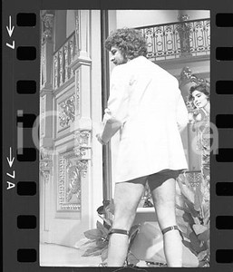 1984 TE LO DO IO IL BRASILE Beppe GRILLO in posa curiosa NEGATIVO ORIGINALE Negativo originale in bianco e nero (su pellicola), in formato 35mm CONDIZIONI:  GOODE' severamente vietata la riproduzione. Tutti i diritti sono riservati. ICharta mette in vendita, sul negozio eBay e in esclusiva sul sito "icharta" il proprio archivio composto da numerose diapositive e negativi fotografici d'epoca, tutti originali e autentici, che attraversano la storia del costume italiano tra gli la fine degli anni Sessanta e Novanta.Si tratta di uno sguardo inedito sull'attualit&agrave;, la politica, la vita quotidiana, il gossip e la cultura, che fotografa il cambiamento della nazione in quest'ultimo scorcio del XX secolo. Un'occasione unica per il mercato del collezionismo, che vede finalmente disponibile un archivio eccezionale per vastit&agrave;, tematiche e condizioni, in un settore (il negativo fotografico e la diapositiva) di assoluta novit&agrave; e dalle interessanti prospettive di investimento. FAIR/discreto   originale e autentica 1