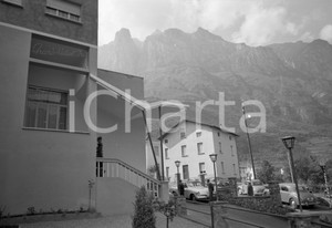 1955 BOARIO TERME (BS) Inaugurazione Hotel Iris ingresso NEGATIVO ORIGINALE  Negativo originale artistico in bianco e nero, su pellicola, in formato cm 9 x 6 CONDIZIONI: FAIR ICharta mette in vendita, sul negozio eBay e in esclusiva sul sito "icharta" il proprio archivio composto da numerose diapositive e negativi fotografici d'epoca, tutti originali e autentici, che attraversano la storia del costume italiano tra gli la fine degli anni Sessanta e Novanta.Si tratta di uno sguardo inedito sull'attualità, la politica, la vita quotidiana, il gossip e la cultura, che fotografa il cambiamento della nazione in quest'ultimo scorcio del XX secolo. Un'occasione unica per il mercato del collezionismo, che vede finalmente disponibile un archivio eccezionale per vastità, tematiche e condizioni, in un settore (il negativo fotografico e la diapositiva) di assoluta novità e dalle interessanti prospettive di investimento. CONDIZIONI:FAIR/discreto originale e autentica 1