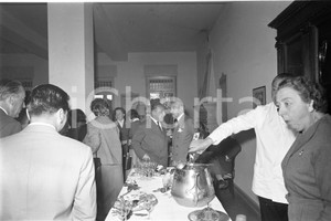 1955 TOSCOLANO MADERNO BS Cocktail al Circolo Golf Bogliaco 1 NEGATIVO ORIGINALE Negativo originale artistico in bianco e nero, su pellicola, in formato cm 9 x 6 CONDIZIONI: FAIR ICharta mette in vendita, sul negozio eBay e in esclusiva sul sito "icharta" il proprio archivio composto da numerose diapositive e negativi fotografici d'epoca, tutti originali e autentici, che attraversano la storia del costume italiano tra gli la fine degli anni Sessanta e Novanta.Si tratta di uno sguardo inedito sull'attualità, la politica, la vita quotidiana, il gossip e la cultura, che fotografa il cambiamento della nazione in quest'ultimo scorcio del XX secolo. Un'occasione unica per il mercato del collezionismo, che vede finalmente disponibile un archivio eccezionale per vastità, tematiche e condizioni, in un settore (il negativo fotografico e la diapositiva) di assoluta novità e dalle interessanti prospettive di investimento. CONDIZIONI:FAIR/discreto originale e autentica 1