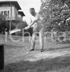 1955 TOSCOLANO MADERNO BS Golf Bogliaco tee shot col drive 3 NEGATIVO ORIGINALE Negativo originale artistico in bianco e nero, su pellicola, in formato cm 6 x 6 CONDIZIONI: FAIR ICharta mette in vendita, sul negozio eBay e in esclusiva sul sito "icharta" il proprio archivio composto da numerose diapositive e negativi fotografici d'epoca, tutti originali e autentici, che attraversano la storia del costume italiano tra gli la fine degli anni Sessanta e Novanta.Si tratta di uno sguardo inedito sull'attualità, la politica, la vita quotidiana, il gossip e la cultura, che fotografa il cambiamento della nazione in quest'ultimo scorcio del XX secolo. Un'occasione unica per il mercato del collezionismo, che vede finalmente disponibile un archivio eccezionale per vastità, tematiche e condizioni, in un settore (il negativo fotografico e la diapositiva) di assoluta novità e dalle interessanti prospettive di investimento. CONDIZIONI:FAIR/discreto originale e autentica 1