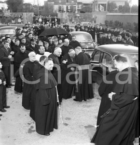 1958 RIVOLTELLA (BS) Card. Angelo RONCALLI visita collegio 2 NEGATIVO ORIGINALE Inaugurazione Collegio Frati Sant'Antonio a Rivoltella.Negativo originale artistico in bianco e nero, su pellicola, in formato cm 6 x 6 CONDIZIONI: FAIR ICharta mette in vendita, sul negozio eBay e in esclusiva sul sito "icharta" il proprio archivio composto da numerose diapositive e negativi fotografici d'epoca, tutti originali e autentici, che attraversano la storia del costume italiano tra gli la fine degli anni Sessanta e Novanta.Si tratta di uno sguardo inedito sull'attualità, la politica, la vita quotidiana, il gossip e la cultura, che fotografa il cambiamento della nazione in quest'ultimo scorcio del XX secolo. Un'occasione unica per il mercato del collezionismo, che vede finalmente disponibile un archivio eccezionale per vastità, tematiche e condizioni, in un settore (il negativo fotografico e la diapositiva) di assoluta novità e dalle interessanti prospettive di investimento. CONDIZIONI:FAIR/discreto originale e autentica 1