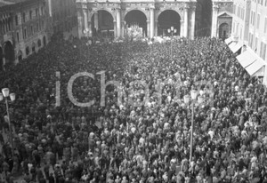 1949 BRESCIA Piazza della Loggia sciopero Camera del Lavoro 1 NEGATIVO ORIGINALE Negativo originale artistico in bianco e nero, su pellicola, in formato cm 9 x 6 CONDIZIONI: FAIR ICharta mette in vendita, sul negozio eBay e in esclusiva sul sito "icharta" il proprio archivio composto da numerose diapositive e negativi fotografici d'epoca, tutti originali e autentici, che attraversano la storia del costume italiano tra gli la fine degli anni Sessanta e Novanta.Si tratta di uno sguardo inedito sull'attualità, la politica, la vita quotidiana, il gossip e la cultura, che fotografa il cambiamento della nazione in quest'ultimo scorcio del XX secolo. Un'occasione unica per il mercato del collezionismo, che vede finalmente disponibile un archivio eccezionale per vastità, tematiche e condizioni, in un settore (il negativo fotografico e la diapositiva) di assoluta novità e dalle interessanti prospettive di investimento. CONDIZIONI:FAIR/discreto originale e autentica 1