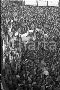 1949 BRESCIA Piazza della Loggia sciopero Camera del Lavoro 3 NEGATIVO ORIGINALE Negativo originale artistico in bianco e nero, su pellicola, in formato cm 6 x 9 CONDIZIONI: FAIR ICharta mette in vendita, sul negozio eBay e in esclusiva sul sito "icharta" il proprio archivio composto da numerose diapositive e negativi fotografici d'epoca, tutti originali e autentici, che attraversano la storia del costume italiano tra gli la fine degli anni Sessanta e Novanta.Si tratta di uno sguardo inedito sull'attualità, la politica, la vita quotidiana, il gossip e la cultura, che fotografa il cambiamento della nazione in quest'ultimo scorcio del XX secolo. Un'occasione unica per il mercato del collezionismo, che vede finalmente disponibile un archivio eccezionale per vastità, tematiche e condizioni, in un settore (il negativo fotografico e la diapositiva) di assoluta novità e dalle interessanti prospettive di investimento. CONDIZIONI:FAIR/discreto originale e autentica 1