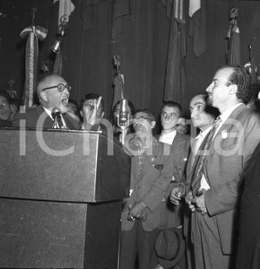 1950 BRESCIA Comizio dell'on. Pietro NENNI del PSI (2) NEGATIVO ORIGINALE Nello scatto compare anche Bigio Gianni SAVOLDINegativo originale artistico in bianco e nero, su pellicola, in formato cm 6 x 6 CONDIZIONI: FAIR ICharta mette in vendita, sul negozio eBay e in esclusiva sul sito "icharta" il proprio archivio composto da numerose diapositive e negativi fotografici d'epoca, tutti originali e autentici, che attraversano la storia del costume italiano tra gli la fine degli anni Sessanta e Novanta.Si tratta di uno sguardo inedito sull'attualità, la politica, la vita quotidiana, il gossip e la cultura, che fotografa il cambiamento della nazione in quest'ultimo scorcio del XX secolo. Un'occasione unica per il mercato del collezionismo, che vede finalmente disponibile un archivio eccezionale per vastità, tematiche e condizioni, in un settore (il negativo fotografico e la diapositiva) di assoluta novità e dalle interessanti prospettive di investimento. CONDIZIONI:FAIR/discreto originale e autentica 1