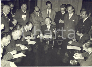 1953 ROMA Alcide DE GASPERI - Conferenza stampa dopo scioglimento delle Camere Fotografia d'epoca con didascalia coeva. CONDIZIONI: FAIR (piccolo taglio al lato destro, piegatura al margine superiore e graffi)FORMATO: 18x13 cm     originale e autentica 1