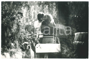 Fotografia d epoca originale 1970 ca ITALIA Ursula ANDRESS paparazzata con un uomo in giardino 6 1
