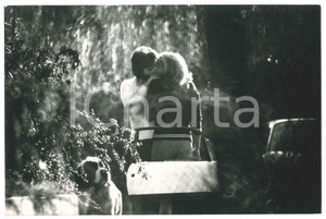 Fotografia d epoca originale 1970 ca ITALIA Ursula ANDRESS paparazzata con un uomo in giardino 3 1