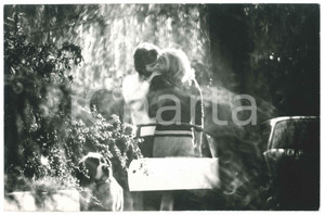 Fotografia d epoca originale 1970 ca ITALIA Ursula ANDRESS paparazzata con un uomo in giardino 4 1