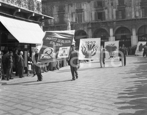 1950 BRESCIA Piazza della Loggia  Festa dell' "Avanti !" (8) NEGATIVO ORIGINALE 8 ottobre 1950 Negativo originale artistico in bianco e nero, su pellicola, in formato cm 6 x 4,5 CONDIZIONI: FAIR ICharta mette in vendita, sul negozio eBay e in esclusiva sul sito "icharta" il proprio archivio composto da numerose diapositive e negativi fotografici d'epoca, tutti originali e autentici, che attraversano la storia del costume italiano tra gli la fine degli anni Sessanta e Novanta.Si tratta di uno sguardo inedito sull'attualità, la politica, la vita quotidiana, il gossip e la cultura, che fotografa il cambiamento della nazione in quest'ultimo scorcio del XX secolo. Un'occasione unica per il mercato del collezionismo, che vede finalmente disponibile un archivio eccezionale per vastità, tematiche e condizioni, in un settore (il negativo fotografico e la diapositiva) di assoluta novità e dalle interessanti prospettive di investimento. CONDIZIONI:FAIR/discreto originale e autentica 1