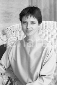 1987 CANNES Isabella ROSSELLINI Ritratto NEGATIVO ORIGINALE Negativo originale in bianco e nero, in formato 35mm CONDIZIONI: FAIR E' SEVERAMENTE VIETATA LA RIPRODUZIONE.TUTTI I DIRITTI SONO RISERVATI.ICharta mette in vendita, sul negozio eBay e in esclusiva sul sito "icharta" il proprio archivio composto da numerose diapositive e negativi fotografici d'epoca, tutti originali e autentici, che attraversano la storia del costume italiano tra gli la fine degli anni Sessanta e Novanta.Si tratta di uno sguardo inedito sull'attualità, la politica, la vita quotidiana, il gossip e la cultura, che fotografa il cambiamento della nazione in quest'ultimo scorcio del XX secolo. Un'occasione unica per il mercato del collezionismo, che vede finalmente disponibile un archivio eccezionale per vastità, tematiche e condizioni, in un settore (il negativo fotografico e la diapositiva) di assoluta novità e dalle interessanti prospettive di investimento. CONDIZIONI:FAIR/discreto originale e autentica 1