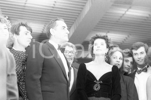 1987 CANNES Vittorio GASSMAN Fanny ARDANT Ettore SCOLA 3 NEGATIVO ORIGINALE Negativo realizzato al Palais per la prima del film in concorso "La famiglia" presenti anche Ottavia PICCOLO, Jo CHAMPA, Ricky TOGNAZZI, Andrea OCCHIPINTI, Monica SCATTNI.Negativo originale in bianco e nero, in formato 35mm CONDIZIONI: FAIR E' SEVERAMENTE VIETATA LA RIPRODUZIONE.TUTTI I DIRITTI SONO RISERVATI.ICharta mette in vendita, sul negozio eBay e in esclusiva sul sito "icharta" il proprio archivio composto da numerose diapositive e negativi fotografici d'epoca, tutti originali e autentici, che attraversano la storia del costume italiano tra gli la fine degli anni Sessanta e Novanta.Si tratta di uno sguardo inedito sull'attualità, la politica, la vita quotidiana, il gossip e la cultura, che fotografa il cambiamento della nazione in quest'ultimo scorcio del XX secolo. Un'occasione unica per il mercato del collezionismo, che vede finalmente disponibile un archivio eccezionale per vastità, tematiche e condizioni, in un settore (il negativo fotografico e la diapositiva) di assoluta novità e dalle interessanti prospettive di investimento. FAIR/discreto   originale e autentica 1