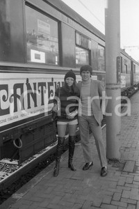 Fotografia d epoca originale 1971 CANTEUROPA Gianni MORANDI Laura EFRIKIAN in posa NEGATIVO ORIGINALE 1