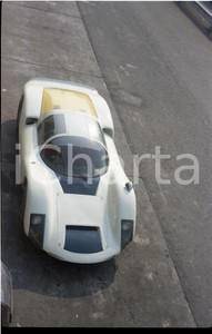 1970ca MONZA PORSCHE 906 Carrera 6 sulla corsia box NEGATIVO ORIGINALE  Negativo originale a colori, in formato cm 6 x 9 CONDIZIONI: FAIR E' SEVERAMENTE VIETATA LA RIPRODUZIONE.TUTTI I DIRITTI SONO RISERVATI.ICharta mette in vendita, sul negozio eBay e in esclusiva sul sito "icharta" il proprio archivio composto da numerose diapositive e negativi fotografici d'epoca, tutti originali e autentici, che attraversano la storia del costume italiano tra gli la fine degli anni Sessanta e Novanta.Si tratta di uno sguardo inedito sull'attualità, la politica, la vita quotidiana, il gossip e la cultura, che fotografa il cambiamento della nazione in quest'ultimo scorcio del XX secolo. Un'occasione unica per il mercato del collezionismo, che vede finalmente disponibile un archivio eccezionale per vastità, tematiche e condizioni, in un settore (il negativo fotografico e la diapositiva) di assoluta novità e dalle interessanti prospettive di investimento. FAIR/discreto   originale e autentica 1