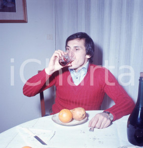 1975ca GIUSEPPE FURINO CALCIO JUVENTUS Ritratto domestico DIAPOSITIVA ORIGINALE  Positivo originale a colori, in formato cm 6 x 6 CONDIZIONI: FAIR E' SEVERAMENTE VIETATA LA RIPRODUZIONE.TUTTI I DIRITTI SONO RISERVATI.ICharta mette in vendita, sul negozio eBay e in esclusiva sul sito "icharta" il proprio archivio composto da numerose diapositive e negativi fotografici d'epoca, tutti originali e autentici, che attraversano la storia del costume italiano tra gli la fine degli anni Sessanta e Novanta.Si tratta di uno sguardo inedito sull'attualità, la politica, la vita quotidiana, il gossip e la cultura, che fotografa il cambiamento della nazione in quest'ultimo scorcio del XX secolo. Un'occasione unica per il mercato del collezionismo, che vede finalmente disponibile un archivio eccezionale per vastità, tematiche e condizioni, in un settore (il negativo fotografico e la diapositiva) di assoluta novità e dalle interessanti prospettive di investimento. CONDIZIONI:FAIR/discreto originale e autentica 1