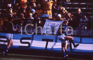 1978 CALCIO COPPA DEL MONDO Svezia Brasile Esultanza svedese NEGATIVO ORIGINALE  Negativo originale a colori, su pellicola, in formato 35 mm. CONDIZIONI: FAIR E' SEVERAMENTE VIETATA LA RIPRODUZIONE.TUTTI I DIRITTI SONO RISERVATI.ICharta mette in vendita, sul negozio eBay e in esclusiva sul sito "icharta" il proprio archivio composto da numerose diapositive e negativi fotografici d'epoca, tutti originali e autentici, che attraversano la storia del costume italiano tra gli la fine degli anni Sessanta e Novanta.Si tratta di uno sguardo inedito sull'attualità, la politica, la vita quotidiana, il gossip e la cultura, che fotografa il cambiamento della nazione in quest'ultimo scorcio del XX secolo. Un'occasione unica per il mercato del collezionismo, che vede finalmente disponibile un archivio eccezionale per vastità, tematiche e condizioni, in un settore (il negativo fotografico e la diapositiva) di assoluta novità e dalle interessanti prospettive di investimento. CONDIZIONI:FAIR/discreto originale e autentica 1