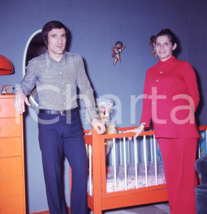 1975ca GIANFRANCO BEDIN CALCIO INTER Ritratto domestico 2 DIAPOSITIVA ORIGINALE  Positivo originale a colori, su pellicola, in formato cm 6 x 6 CONDIZIONI: FAIR E' SEVERAMENTE VIETATA LA RIPRODUZIONE.TUTTI I DIRITTI SONO RISERVATI.ICharta mette in vendita, sul negozio eBay e in esclusiva sul sito "icharta" il proprio archivio composto da numerose diapositive e negativi fotografici d'epoca, tutti originali e autentici, che attraversano la storia del costume italiano tra gli la fine degli anni Sessanta e Novanta.Si tratta di uno sguardo inedito sull'attualità, la politica, la vita quotidiana, il gossip e la cultura, che fotografa il cambiamento della nazione in quest'ultimo scorcio del XX secolo. Un'occasione unica per il mercato del collezionismo, che vede finalmente disponibile un archivio eccezionale per vastità, tematiche e condizioni, in un settore (il negativo fotografico e la diapositiva) di assoluta novità e dalle interessanti prospettive di investimento. CONDIZIONI:FAIR/discreto originale e autentica 1