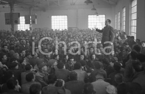 1950 BRESCIA Come in un'assemblea del Soviet di fabbrica... NEGATIVO ORIGINALE Negativo da collezione di grande impatto visivo che ritrae un oratore all'assemblea sindacale FIOM alle Officine Meccaniche OM di Brescia nel 1950.Negativo originale artistico in bianco e nero, su pellicola, in formato cm 9 x 6 CONDIZIONI: FAIR ICharta mette in vendita, sul negozio eBay e in esclusiva sul sito "icharta" il proprio archivio composto da numerose diapositive e negativi fotografici d'epoca, tutti originali e autentici, che attraversano la storia del costume italiano tra gli la fine degli anni Sessanta e Novanta.Si tratta di uno sguardo inedito sull'attualità, la politica, la vita quotidiana, il gossip e la cultura, che fotografa il cambiamento della nazione in quest'ultimo scorcio del XX secolo. Un'occasione unica per il mercato del collezionismo, che vede finalmente disponibile un archivio eccezionale per vastità, tematiche e condizioni, in un settore (il negativo fotografico e la diapositiva) di assoluta novità e dalle interessanti prospettive di investimento. CONDIZIONI:FAIR/discreto originale e autentica 1