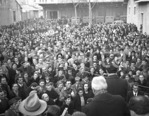 1947 GARDONE VALTROMPIA Sciopero per la chiusura della OM (1) NEGATIVO ORIGINALE Negativo originale artistico in bianco e nero, su pellicola, in formato cm 6 x 4,5 CONDIZIONI: FAIR ICharta mette in vendita, sul negozio eBay e in esclusiva sul sito "icharta" il proprio archivio composto da numerose diapositive e negativi fotografici d'epoca, tutti originali e autentici, che attraversano la storia del costume italiano tra gli la fine degli anni Sessanta e Novanta.Si tratta di uno sguardo inedito sull'attualità, la politica, la vita quotidiana, il gossip e la cultura, che fotografa il cambiamento della nazione in quest'ultimo scorcio del XX secolo. Un'occasione unica per il mercato del collezionismo, che vede finalmente disponibile un archivio eccezionale per vastità, tematiche e condizioni, in un settore (il negativo fotografico e la diapositiva) di assoluta novità e dalle interessanti prospettive di investimento. CONDIZIONI:FAIR/discreto originale e autentica 1