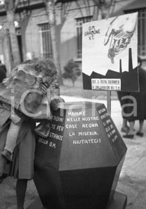 1947 GARDONE VALTROMPIA Sciopero per la chiusura della OM 12 NEGATIVO ORIGINALE Negativo originale artistico in bianco e nero, su pellicola, in formato cm 6 x 4,5 CONDIZIONI: FAIR ICharta mette in vendita, sul negozio eBay e in esclusiva sul sito "icharta" il proprio archivio composto da numerose diapositive e negativi fotografici d'epoca, tutti originali e autentici, che attraversano la storia del costume italiano tra gli la fine degli anni Sessanta e Novanta.Si tratta di uno sguardo inedito sull'attualità, la politica, la vita quotidiana, il gossip e la cultura, che fotografa il cambiamento della nazione in quest'ultimo scorcio del XX secolo. Un'occasione unica per il mercato del collezionismo, che vede finalmente disponibile un archivio eccezionale per vastità, tematiche e condizioni, in un settore (il negativo fotografico e la diapositiva) di assoluta novità e dalle interessanti prospettive di investimento. CONDIZIONI:FAIR/discreto originale e autentica 1