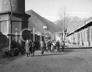 1947 GARDONE VALTROMPIA Sciopero per la chiusura della OM 13 NEGATIVO ORIGINALE Negativo originale artistico in bianco e nero, su pellicola, in formato cm 6 x 4,5 CONDIZIONI: FAIR ICharta mette in vendita, sul negozio eBay e in esclusiva sul sito "icharta" il proprio archivio composto da numerose diapositive e negativi fotografici d'epoca, tutti originali e autentici, che attraversano la storia del costume italiano tra gli la fine degli anni Sessanta e Novanta.Si tratta di uno sguardo inedito sull'attualità, la politica, la vita quotidiana, il gossip e la cultura, che fotografa il cambiamento della nazione in quest'ultimo scorcio del XX secolo. Un'occasione unica per il mercato del collezionismo, che vede finalmente disponibile un archivio eccezionale per vastità, tematiche e condizioni, in un settore (il negativo fotografico e la diapositiva) di assoluta novità e dalle interessanti prospettive di investimento. CONDIZIONI:FAIR/discreto originale e autentica 1