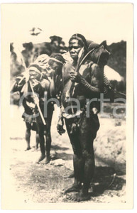 1930 ca ZAGOURSKI «L'Afrique qui disparaît» CONGO BELGE Homme Ituri n.77  Fotocartolina postale d'epoca, appartenente alla serie &laquo;L'Afrique qui dispara&icirc;t&raquo; del fotografo Casimir Zagourski (L&eacute;opoldville).N&deg; 77, non viaggiata.CONDIZIONI: GFORMATO: 9x14 cm    originale e autentica 1