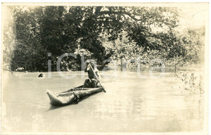 1930 ca CONGO BELGE Rivière PANDA Homme en pirogue *Photo L. GABRIEL 50 (3) Fotografia originale d'epoca, in formato cartolina postale.FOTOGRAFO: L&eacute;opold Gabriel - Panda - Katanga  FAIR/discreto residuo cartaceo al verso Formato: 14x9 cm originale e autentica 1