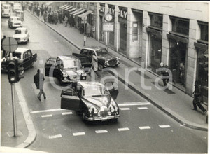 1966 CINEMA MILANO Film "Svegliati e uccidi" Scena rapina in via MONTENAPOLEONE Fotografia d'epoca con didascalia coeva, scattata sul set del film di Carlo Lizzani.  CONDIZIONI: FAIR (lievi macchie di inchiostro)FORMATO: 18x13 cm     originale e autentica 1