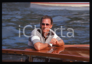 35mm vintage slide* 2000 VENEZIA Mostra del Cinema Matthew MCCONAUGHEY 1 La diapositiva è stata scattata in occasione della presentazione del film "U-571" alla Mostra del Cinema di Venezia del 2000. CONDIZIONI: GOOD Tutti i diritti riservati.E' severamente vietata la riproduzione.  ICharta mette in vendita, sul negozio eBay e in esclusiva sul sito "icharta" il proprio archivio composto da numerose diapositive e negativi fotografici d'epoca, tutti originali e autentici, che attraversano la storia del costume italiano tra gli la fine degli anni Sessanta e Novanta.Si tratta di uno sguardo inedito sull'attualità, la politica, la vita quotidiana, il gossip e la cultura, che fotografa il cambiamento della nazione in quest'ultimo scorcio del XX secolo. Un'occasione unica per il mercato del collezionismo, che vede finalmente disponibile un archivio eccezionale per vastità, tematiche e condizioni, in un settore (il negativo fotografico e la diapositiva) di assoluta novità e dalle interessanti prospettive di investimento.     originale e autentica 1 35mm vintage slide* 2000 VENEZIA Mostra del Cinema Matthew MCCONAUGHEY 1 La diapositiva è stata scattata in occasione della presentazione del film "U-571" alla Mostra del Cinema di Venezia del 2000. CONDIZIONI: GOOD Tutti i diritti riservati.E' severamente vietata la riproduzione.  ICharta mette in vendita, sul negozio eBay e in esclusiva sul sito "icharta" il proprio archivio composto da numerose diapositive e negativi fotografici d'epoca, tutti originali e autentici, che attraversano la storia del costume italiano tra gli la fine degli anni Sessanta e Novanta.Si tratta di uno sguardo inedito sull'attualità, la politica, la vita quotidiana, il gossip e la cultura, che fotografa il cambiamento della nazione in quest'ultimo scorcio del XX secolo. Un'occasione unica per il mercato del collezionismo, che vede finalmente disponibile un archivio eccezionale per vastità, tematiche e condizioni, in un settore (il negativo fotografico e la diapositiva) di assoluta novità e dalle interessanti prospettive di investimento.     originale e autentica 1