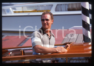 35mm vintage slide* 2000 VENEZIA Mostra del Cinema Matthew MCCONAUGHEY 3 La diapositiva è stata scattata in occasione della presentazione del film "U-571" alla Mostra del Cinema di Venezia del 2000. CONDIZIONI: GOOD Tutti i diritti riservati.E' severamente vietata la riproduzione.  ICharta mette in vendita, sul negozio eBay e in esclusiva sul sito "icharta" il proprio archivio composto da numerose diapositive e negativi fotografici d'epoca, tutti originali e autentici, che attraversano la storia del costume italiano tra gli la fine degli anni Sessanta e Novanta.Si tratta di uno sguardo inedito sull'attualità, la politica, la vita quotidiana, il gossip e la cultura, che fotografa il cambiamento della nazione in quest'ultimo scorcio del XX secolo. Un'occasione unica per il mercato del collezionismo, che vede finalmente disponibile un archivio eccezionale per vastità, tematiche e condizioni, in un settore (il negativo fotografico e la diapositiva) di assoluta novità e dalle interessanti prospettive di investimento.     originale e autentica 1 35mm vintage slide* 2000 VENEZIA Mostra del Cinema Matthew MCCONAUGHEY 3 La diapositiva è stata scattata in occasione della presentazione del film "U-571" alla Mostra del Cinema di Venezia del 2000. CONDIZIONI: GOOD Tutti i diritti riservati.E' severamente vietata la riproduzione.  ICharta mette in vendita, sul negozio eBay e in esclusiva sul sito "icharta" il proprio archivio composto da numerose diapositive e negativi fotografici d'epoca, tutti originali e autentici, che attraversano la storia del costume italiano tra gli la fine degli anni Sessanta e Novanta.Si tratta di uno sguardo inedito sull'attualità, la politica, la vita quotidiana, il gossip e la cultura, che fotografa il cambiamento della nazione in quest'ultimo scorcio del XX secolo. Un'occasione unica per il mercato del collezionismo, che vede finalmente disponibile un archivio eccezionale per vastità, tematiche e condizioni, in un settore (il negativo fotografico e la diapositiva) di assoluta novità e dalle interessanti prospettive di investimento.     originale e autentica 1