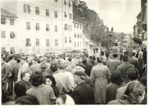1958 GENOVA STURLA Crollo muraglione - Folla di curiosi durante i soccorsi ^Foto  Fotografia d'epoca con didascalia coeva al verso. CONDIZIONI: FAIR (varie ondulature) FORMATO: 18x13 cm     originale e autentica 1