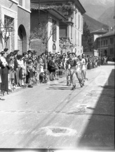 1947 GARDONE VALTROMPIA Gare di pattinaggio corsa a rotelle NEGATIVO ORIGINALE  Negativo originale in bianco e nero, su pellicola, in formato cm 4,5 x 6 CONDIZIONI: FAIR E' SEVERAMENTE VIETATA LA RIPRODUZIONE.TUTTI I DIRITTI SONO RISERVATI.ICharta mette in vendita, sul negozio eBay e in esclusiva sul sito "icharta" il proprio archivio composto da numerose diapositive e negativi fotografici d'epoca, tutti originali e autentici.Si tratta di uno sguardo inedito sull'attualità, la politica, la vita quotidiana, il gossip e la cultura, che fotografa il cambiamento della nazione (e non solo) tra il 1890 ed il 1990 circa. Un'occasione unica per il mercato del collezionismo, che vede finalmente disponibile un archivio eccezionale per vastità, tematiche e condizioni, in un settore (il negativo fotografico e la diapositiva) di assoluta novità e dalle interessanti prospettive di investimento.  originale e autentica 1