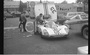 1972 MONZA 1000 km PORSCHE 907 nel retrobox NEGATIVO ORIGINALE La Porsche 907 condotta in gara da Peter MATTLLI e Hervé BAYARD .Negativo originale in bianco e nero, in formato cm 6 x 9  CONDIZIONI: FAIR  E' SEVERAMENTE VIETATA LA RIPRODUZIONE.TUTTI I DIRITTI SONO RISERVATI.ICharta mette in vendita, sul negozio eBay e in esclusiva sul sito "icharta" il proprio archivio composto da numerose diapositive e negativi fotografici d'epoca, tutti originali e autentici.Si tratta di uno sguardo inedito sull'attualità, la politica, la vita quotidiana, il gossip e la cultura, che fotografa il cambiamento della nazione (e non solo) tra il 1890 ed il 1990 circa. Un'occasione unica per il mercato del collezionismo, che vede finalmente disponibile un archivio eccezionale per vastità, tematiche e condizioni, in un settore (il negativo fotografico e la diapositiva) di assoluta novità e dalle interessanti prospettive di investimento. FAIR/discreto   originale e autentica 1