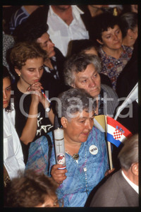 35mm vintage slide* 1994 Zagreb Hippodrome, Giovanni Paolo II, the mass  Diapositiva d'epoca, in formato 35 mm.CONDIZIONI: GOODE' severamente vietata la riproduzione. Tutti i diritti sono riservati.Nella diapositiva ICharta mette in vendita, sul negozio eBay e in esclusiva sul sito "icharta" il proprio archivio composto da numerose diapositive e negativi fotografici d'epoca, tutti originali e autentici, che attraversano la storia del costume italiano tra gli la fine degli anni Sessanta e Novanta.Si tratta di uno sguardo inedito sull'attualità, la politica, la vita quotidiana, il gossip e la cultura, che fotografa il cambiamento della nazione in quest'ultimo scorcio del XX secolo. Un'occasione unica per il mercato del collezionismo, che vede finalmente disponibile un archivio eccezionale per vastità, tematiche e condizioni, in un settore (il negativo fotografico e la diapositiva) di assoluta novità e dalle interessanti prospettive di investimento.  FAIR/discreto   originale e autentica 1 35mm vintage slide* 1994 Zagreb Hippodrome, Giovanni Paolo II, the mass  Diapositiva d'epoca, in formato 35 mm.CONDIZIONI: GOODE' severamente vietata la riproduzione. Tutti i diritti sono riservati.Nella diapositiva ICharta mette in vendita, sul negozio eBay e in esclusiva sul sito "icharta" il proprio archivio composto da numerose diapositive e negativi fotografici d'epoca, tutti originali e autentici, che attraversano la storia del costume italiano tra gli la fine degli anni Sessanta e Novanta.Si tratta di uno sguardo inedito sull'attualità, la politica, la vita quotidiana, il gossip e la cultura, che fotografa il cambiamento della nazione in quest'ultimo scorcio del XX secolo. Un'occasione unica per il mercato del collezionismo, che vede finalmente disponibile un archivio eccezionale per vastità, tematiche e condizioni, in un settore (il negativo fotografico e la diapositiva) di assoluta novità e dalle interessanti prospettive di investimento.  FAIR/discreto   originale e autentica 1