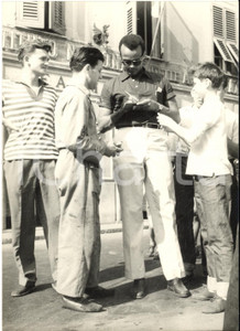 1958 GENOVA NERVI Harry BELAFONTE in vacanza firma autografi *Foto 13x18 cm  Fotografia di agenzia. CONDIZIONI: G (lievi difetti di stampa)FORMATO: 13x18 cm    originale e autentica 1